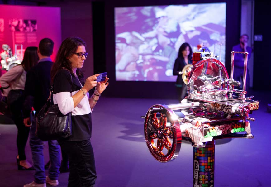 Besucherin fotografiert die Berkel Odyssey 120 Jahre Sonderedition im Museum Mailand