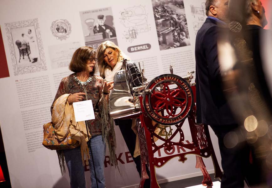 Historische Berkel Volano mit Patentdokumenten – 120 Jahre Ausstellung Mailand