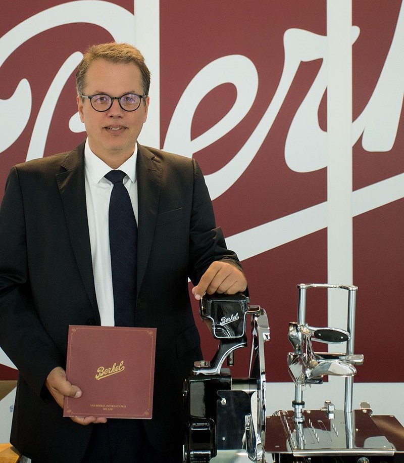 Erroll Guelsen mit Berkel B114 Schwungrad-Aufschnittmaschine im Showroom – Hoffman GKT