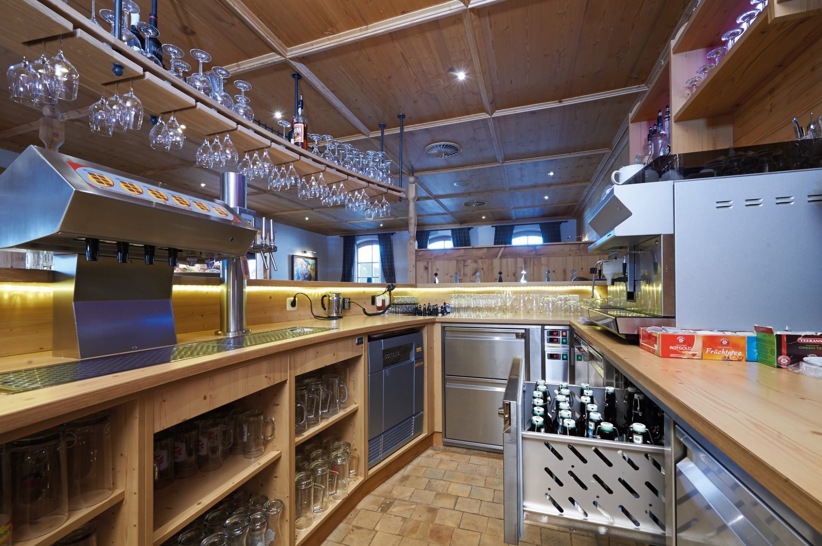 Getränkekühlpult Innenansicht – Gläserlagerung und Zapfanlage in ergonomisch optimierter Profi-Bar