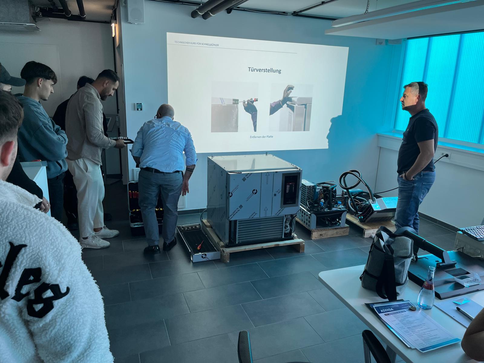 Hoffman GKT Service-Training – Teilnehmer bei der praktischen Einweisung