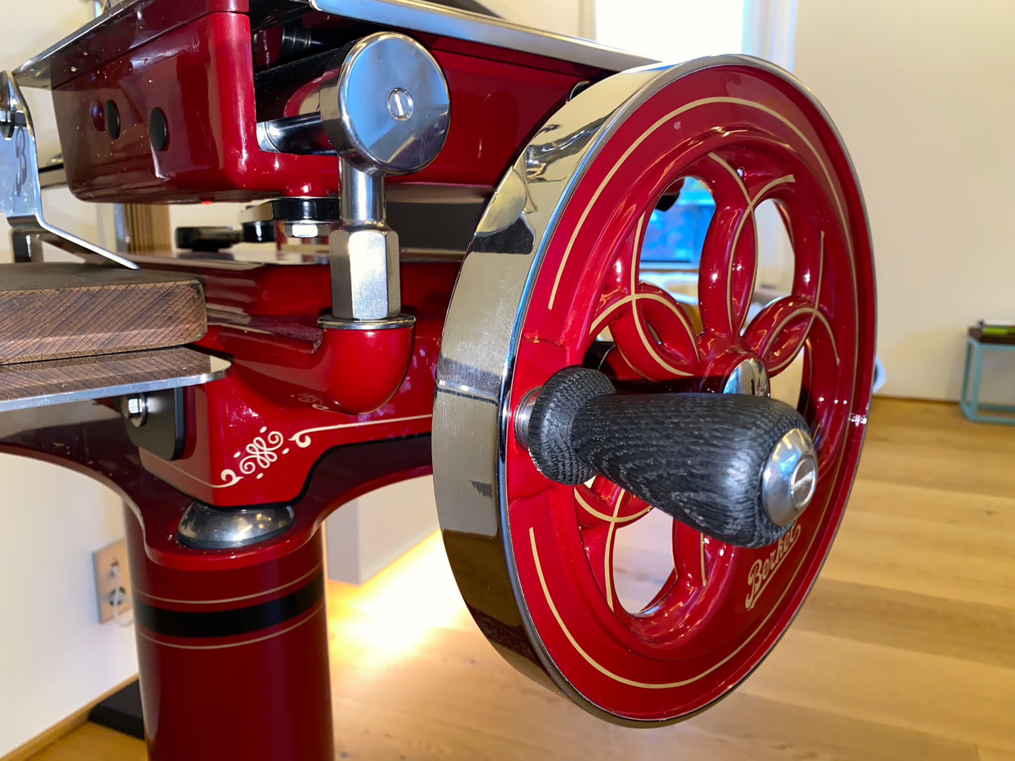 Berkel B114 Schwungrad-Detail – handgefertigter Holzgriff und Präzisionsmechanik