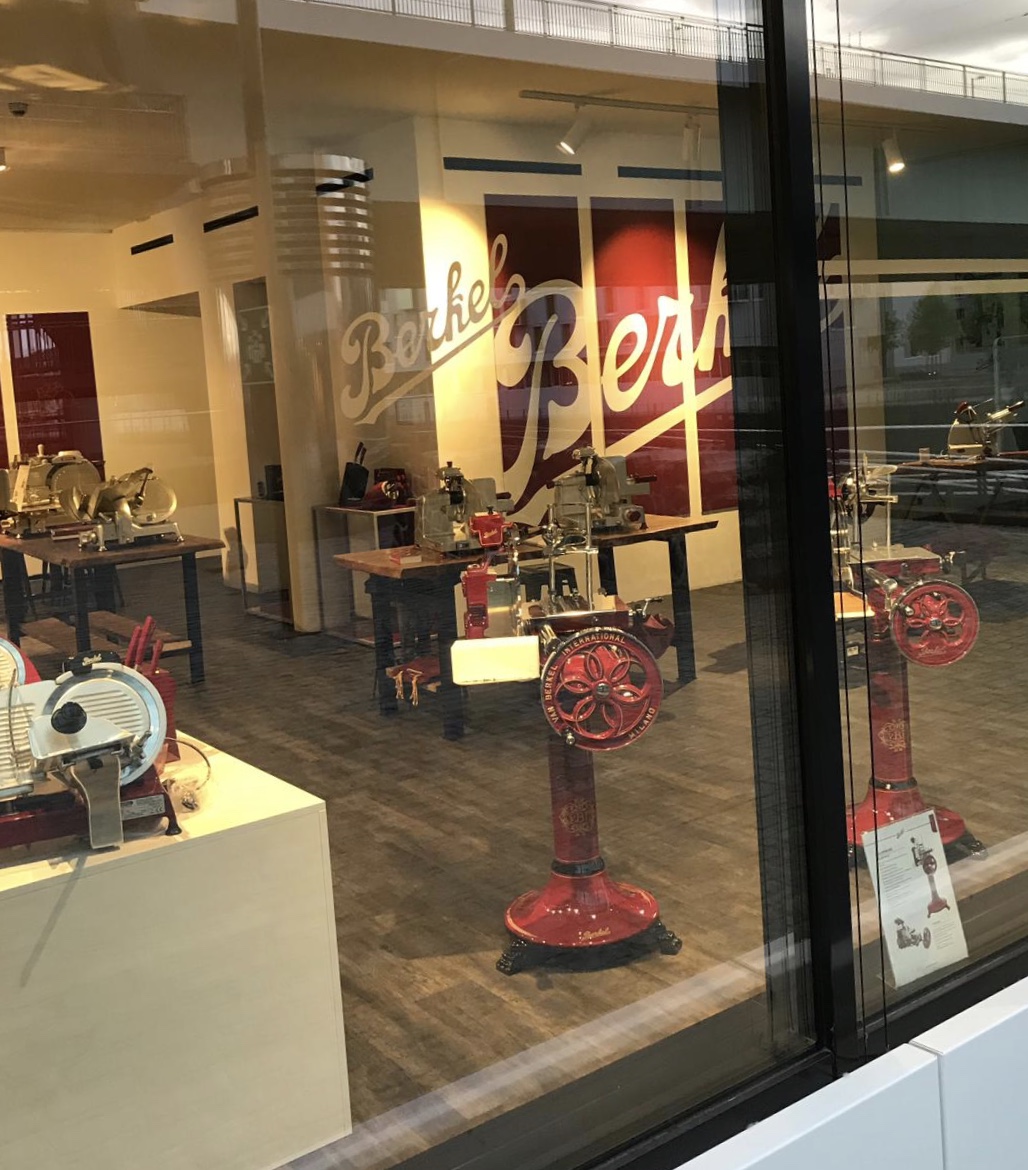 Berkel Showroom Köln 2019 – Volano Schwungradmaschinen und Aufschnittmaschinen, Blick durch das Schaufenster