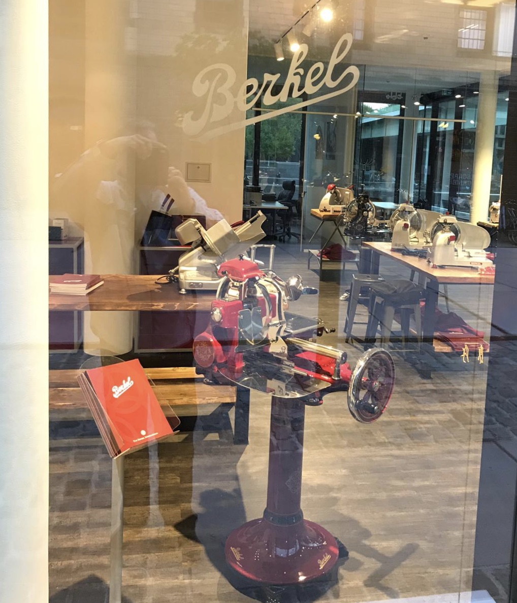Berkel Showroom Köln am Zollhafen – Volano Schwungradmaschine auf Standfuß im Schaufenster