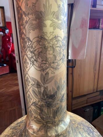 Ornamente werden in mehreren Schichten auf die Säule des Sockels übertragen
