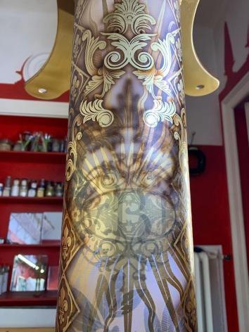 Fertig gestaltete Säule des Sockels einer Berkel Identity mit Ornamenten und Wappen