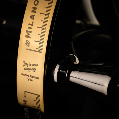 Berkel B114 Journey – Nahaufnahme der Blattgold-Veredelung und historischen Lasergravuren