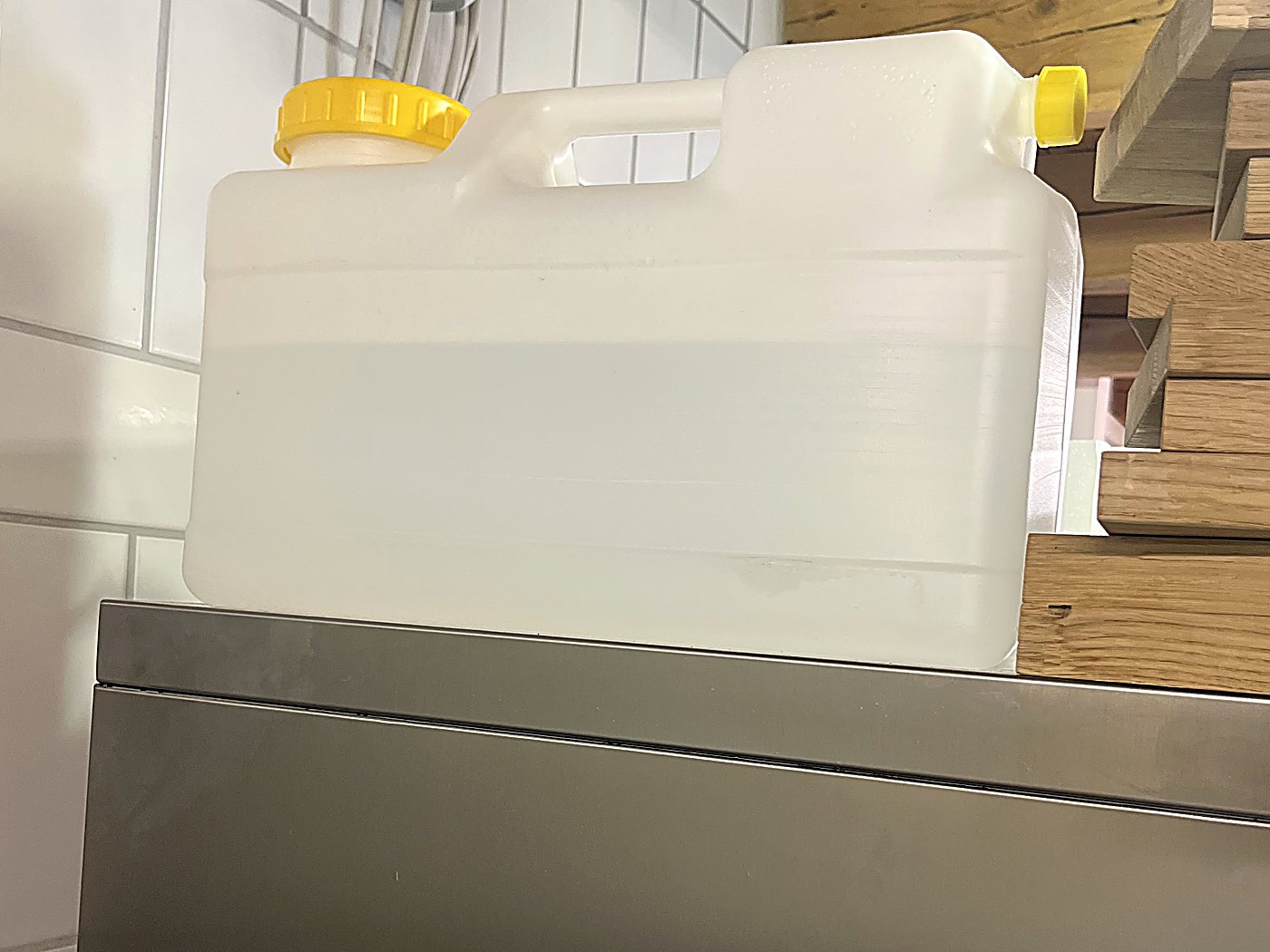 Geräteseitiger Wasseranschluss des Schockfrosters mit Verschraubung und angeschlossener flexibler Leitung