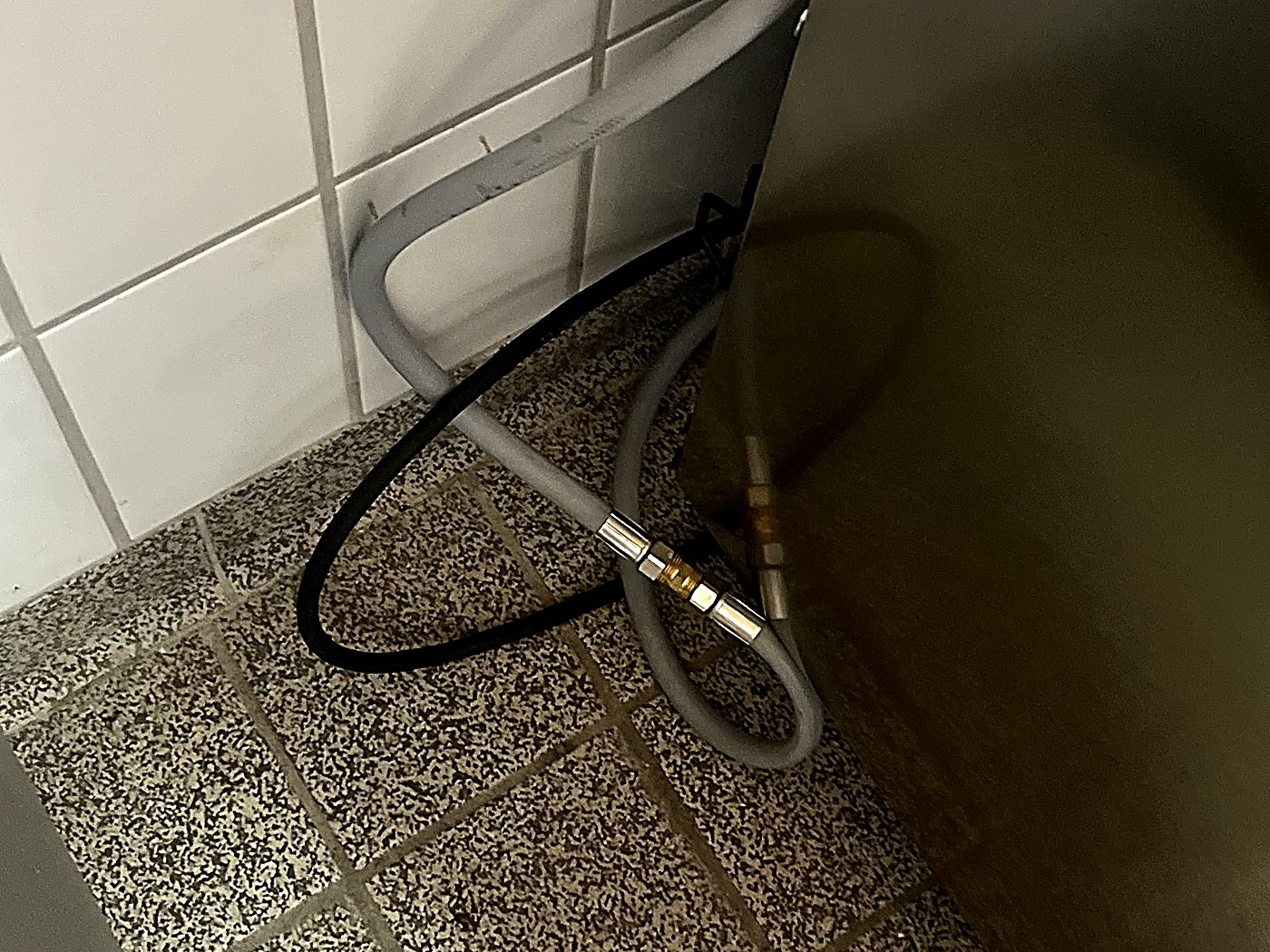 Wasserkanister aus lebensmittelgeeignetem Kunststoff auf einer Edelstahl-Arbeitsfläche oberhalb des Schockfrosters