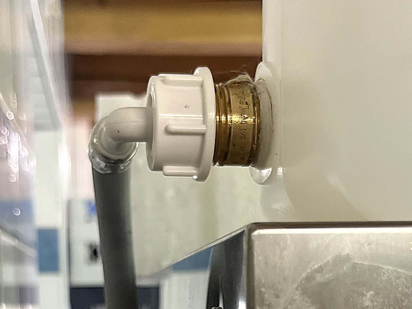 Absperrventil und Verschraubung am Wasseranschluss des Schockfrosters im Maschinenraum