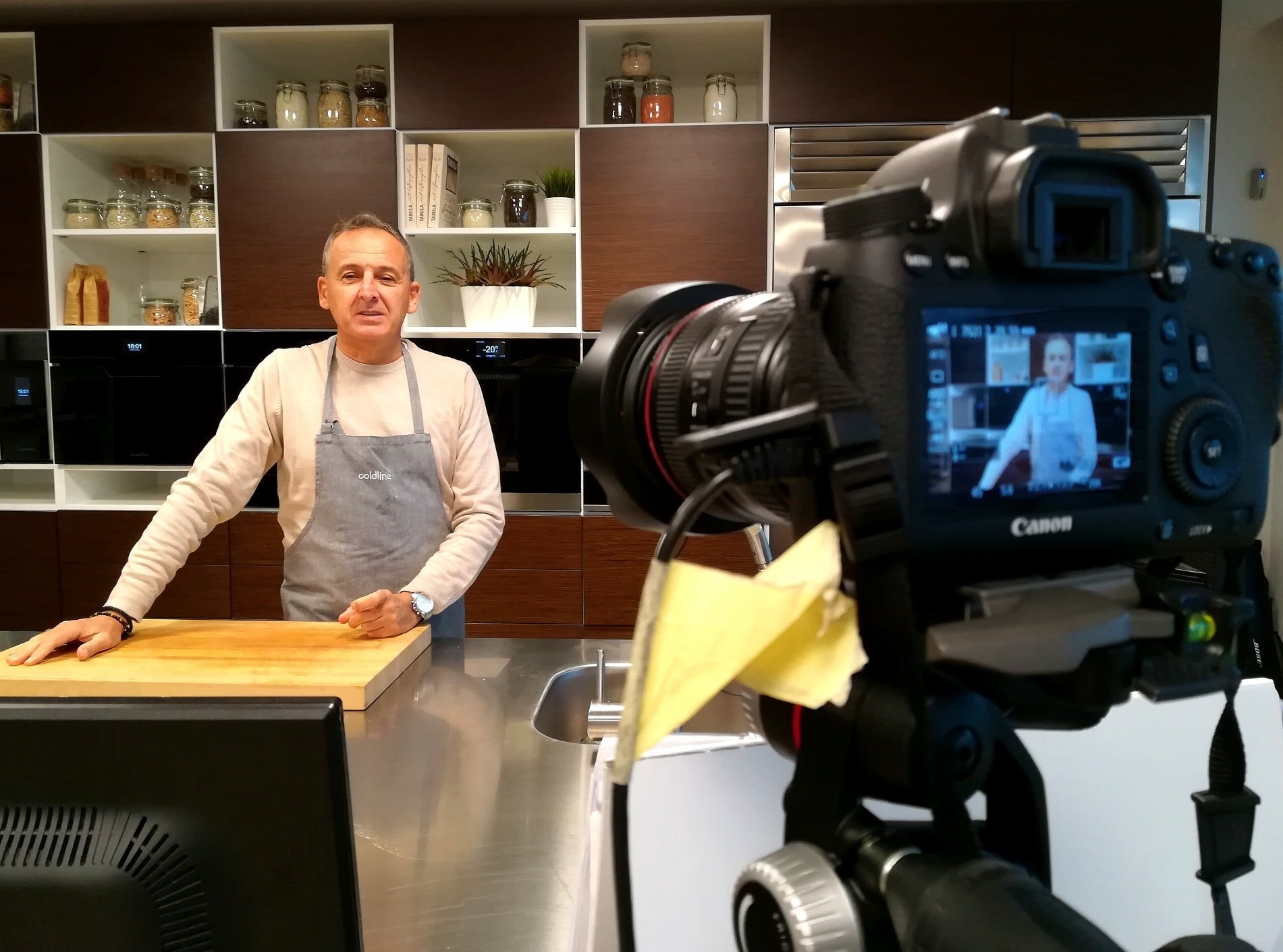 Maurizio Albavera, Coldline Corporate Chef, bei einer Webinar-Aufzeichnung im Coldline-Showroom in Italien