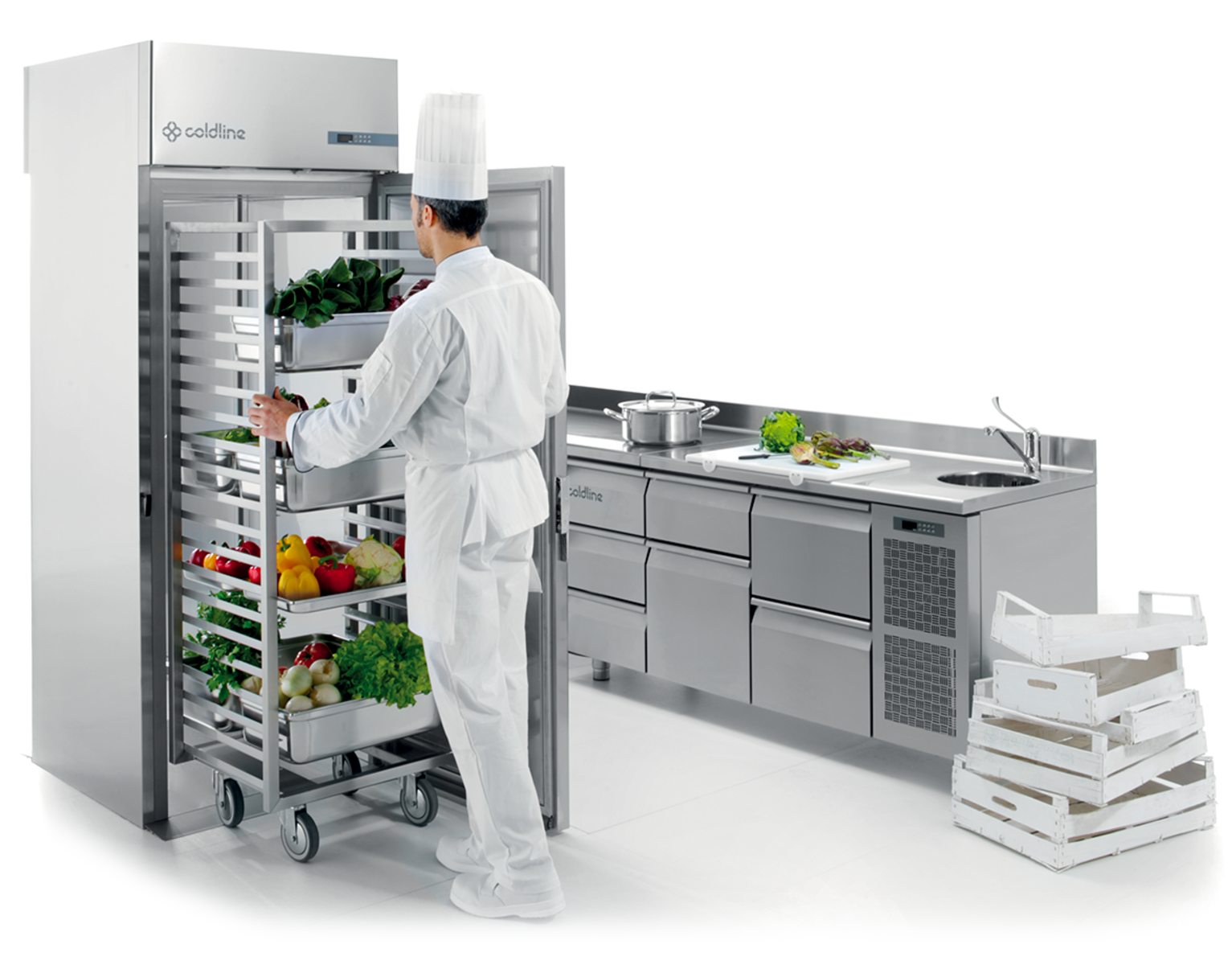 Coldline Einfahrkühlschrank neben einer Kühltischlinie in der Produktionsküche