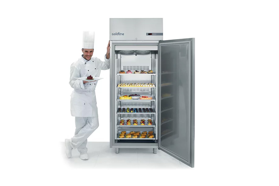 Koch arbeitet mit Coldline Kühlschrank in professioneller Großküche – Praxiseinsatz