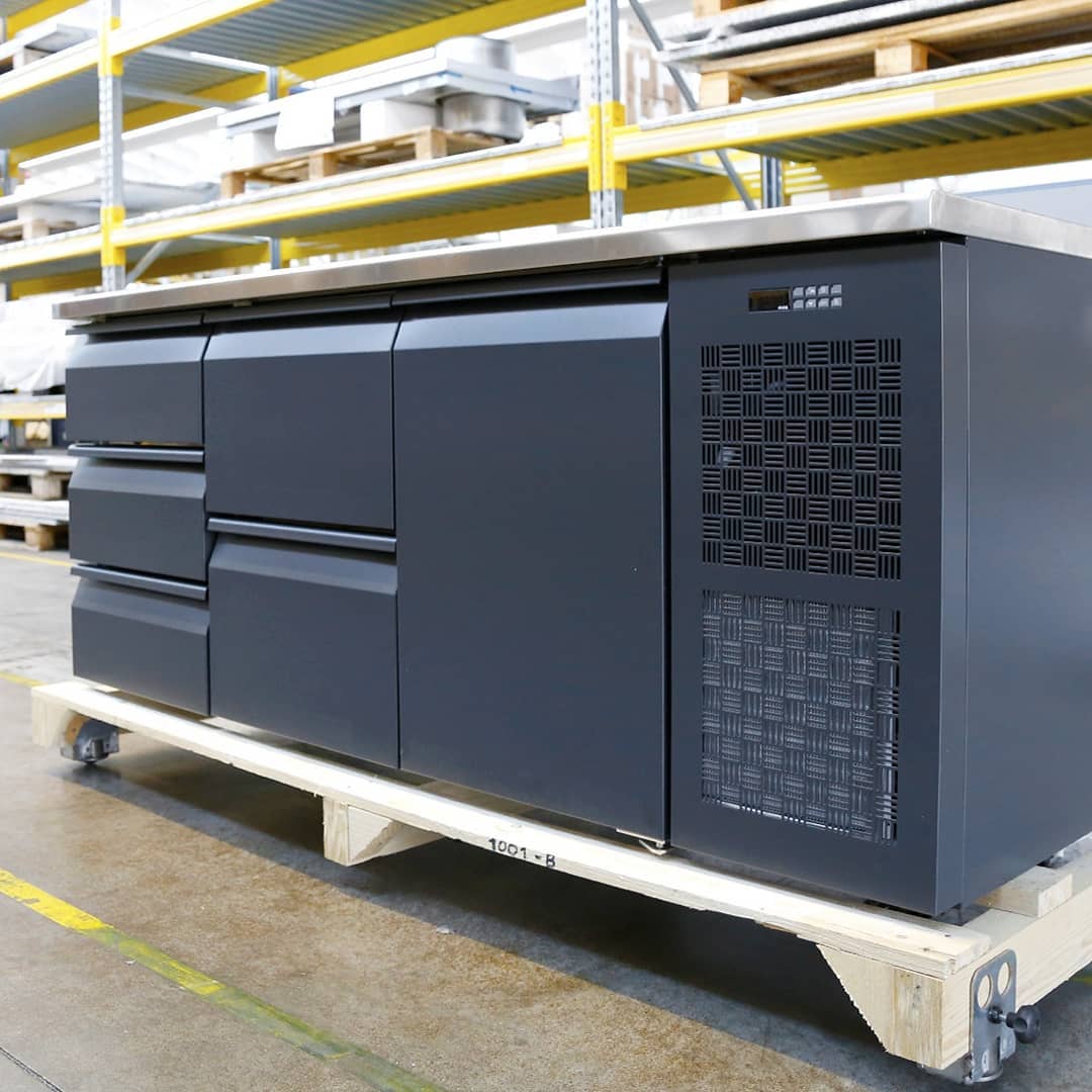 Coldline Kühltisch in individueller RAL-Farbe – Pulverbeschichtung für einheitliches Küchendesign