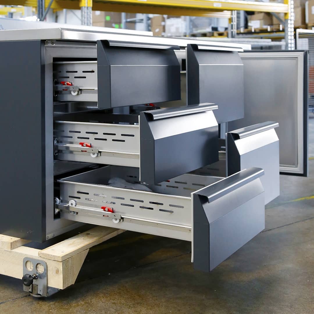 Coldline Kühltisch mit Schubladen in RAL Anthrazit – Pulverbeschichtung bei 800 °C