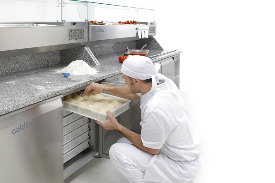 Pizzabäcker bei der Arbeit am Coldline Pizza-Kühltisch – Teigführung und Zutatenkühlung