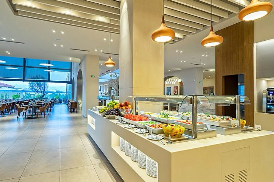 Speisenausgabe mit Edelstahl-Ablagen und Vitrinenaufbau für gehobene Gemeinschaftsverpflegung