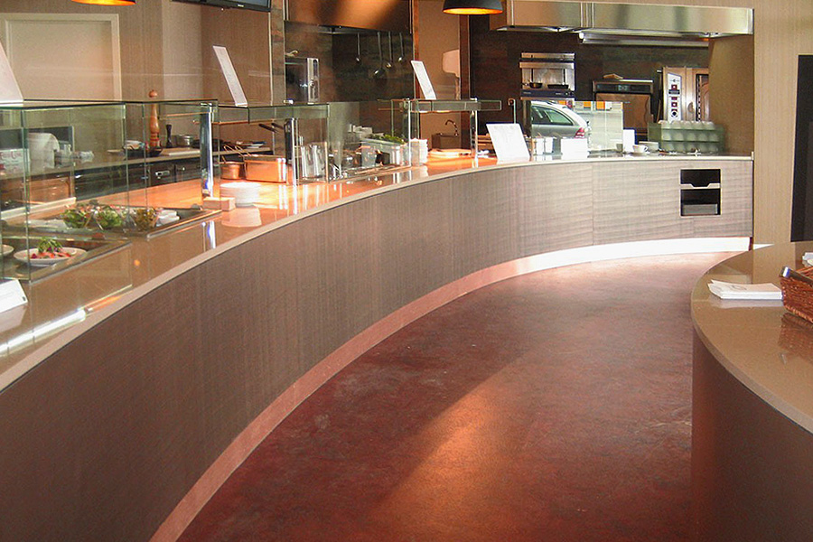 Bogenförmige Ausgabevitrinen für warme und kalte Gerichte in einer Großkantine