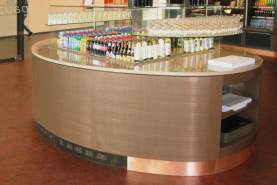 Gekühlte Inseltheke mit Glasaufbau für Frischware in einer Personalkantine