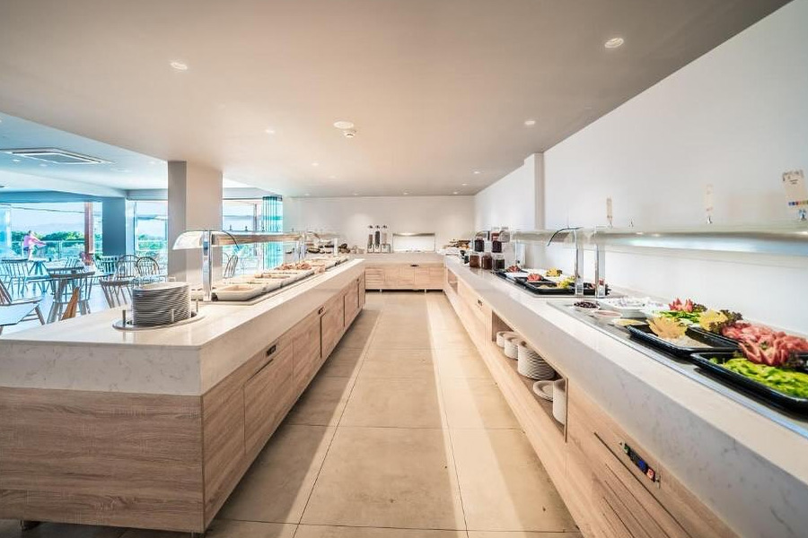 Freeflow-Theke mit integrierten Warm- und Kaltmodulen in einer Self-Service-Einrichtung