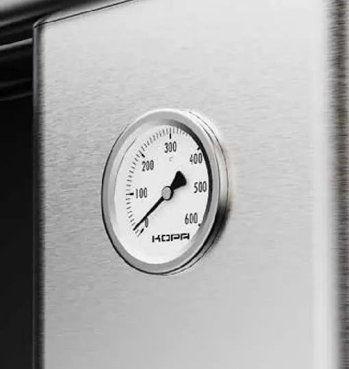 Integriertes Thermometer in der emaillierten Front des KOPA Holzkohleofens