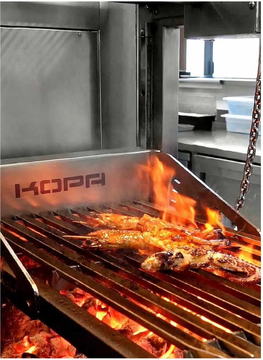 KOPA Parilla-Grill: Geflügel und Spieße über offenem Feuer auf dem V-Nut-Grillrost