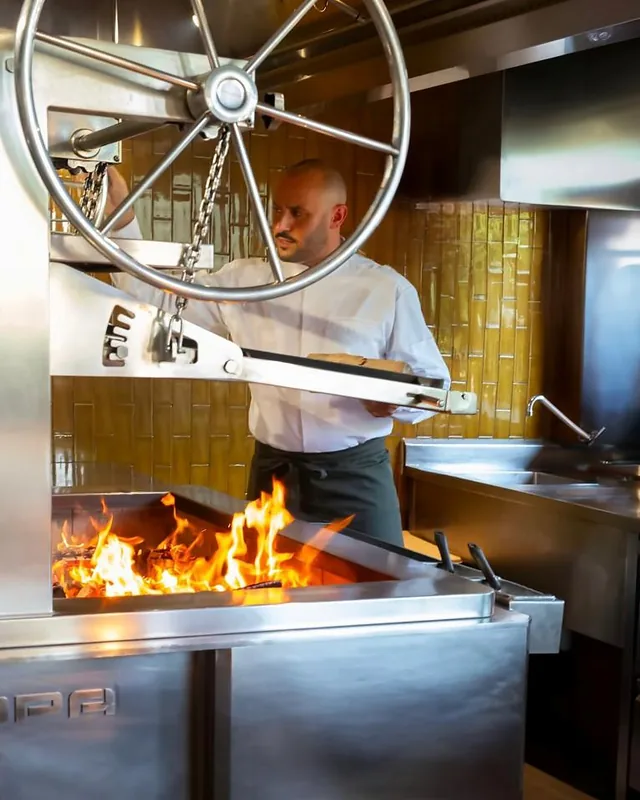 KOPA-Referenz Baoli, Dubai, VAE – Koch am Parilla-Grill mit Kettenzug-Höhenverstellung
