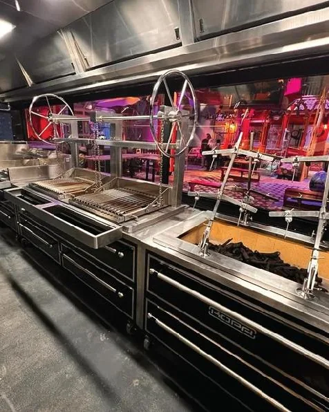 KOPA-Referenz En Fuego, Atlantis The Palm, Dubai, VAE – Parilla-Grillline in der offenen Restaurantküche