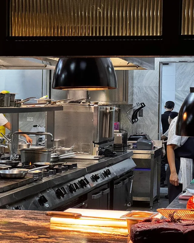 KOPA-Referenz Gordon Ramsay Bar & Grill, Manila, Philippinen – offene Küchenlinie des Referenzobjekts