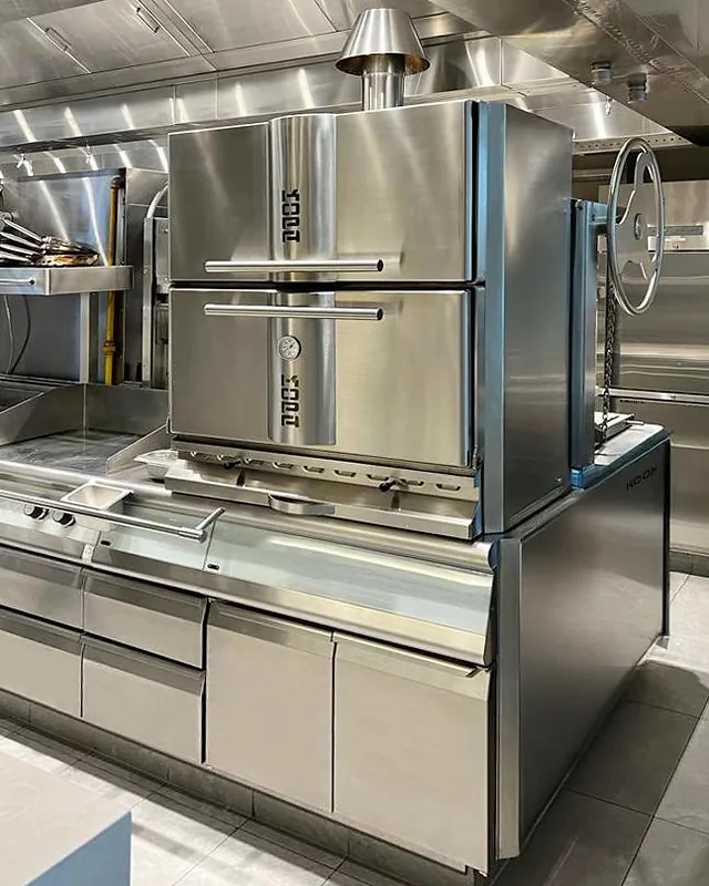 KOPA-Referenz Mondrian Hotel, Duxton Hill, Singapur – Holzkohleofen mit Kettenzug im Küchenblock