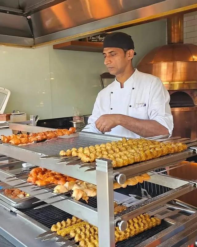 KOPA-Referenz Radisson Blu Hotel, Kuwait – Koch am Grill mit mehrreihiger Spießaufnahme