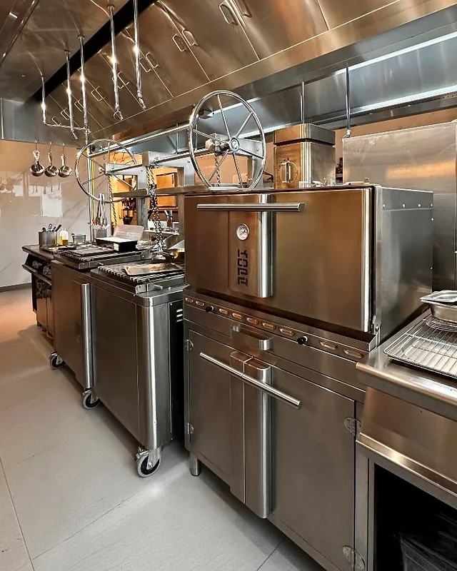 KOPA-Referenz Sorsi Ostoria, Business Bay, Dubai, VAE – Grillstation mit Holzkohleofen in der offenen Küche