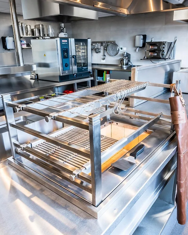 KOPA-Referenz Strand Tien, Oss, Niederlande – Parilla-Grill mit mehrstufigen Rosten