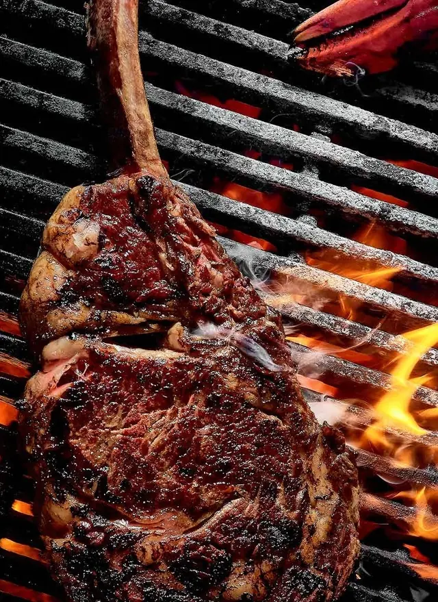 Steak über der Glut auf dem Rost eines KOPA Robata-Grills