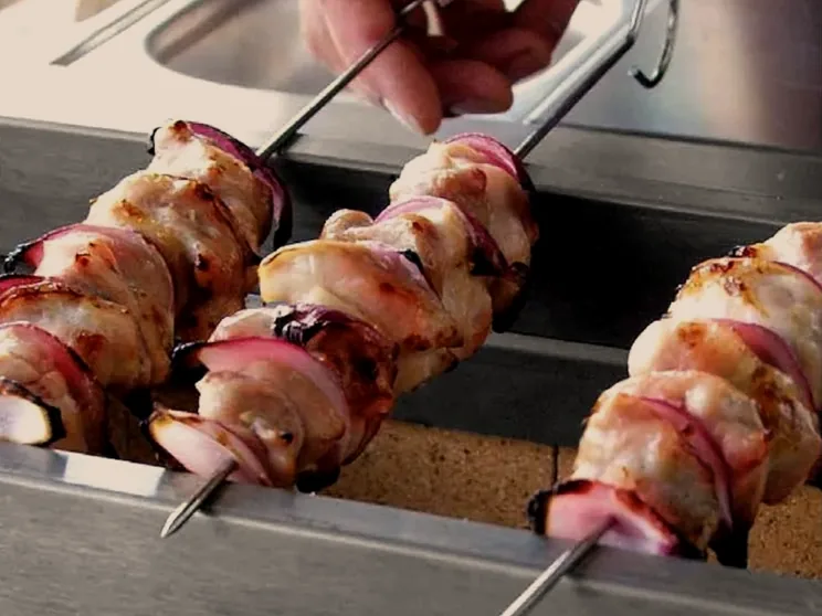 KOPA Robata Grill – Yakitori-Spieße auf der Auflage über glühender Holzkohle