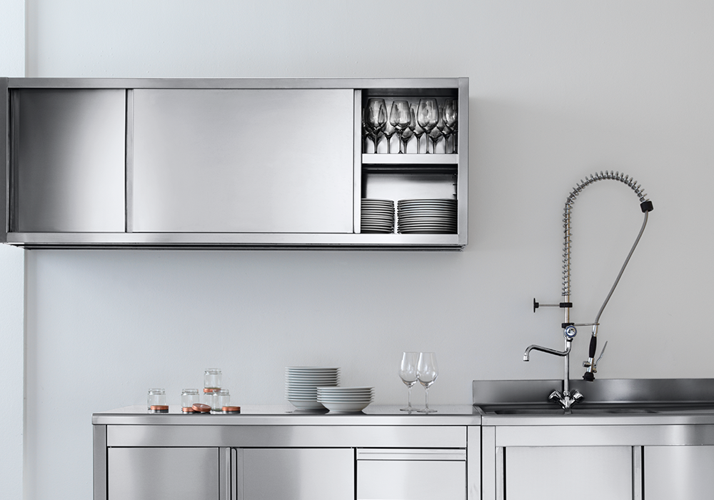 TULS CNS Edelstahl-Arbeitstische mit integriertem Waschbecken für die professionelle Spülzone