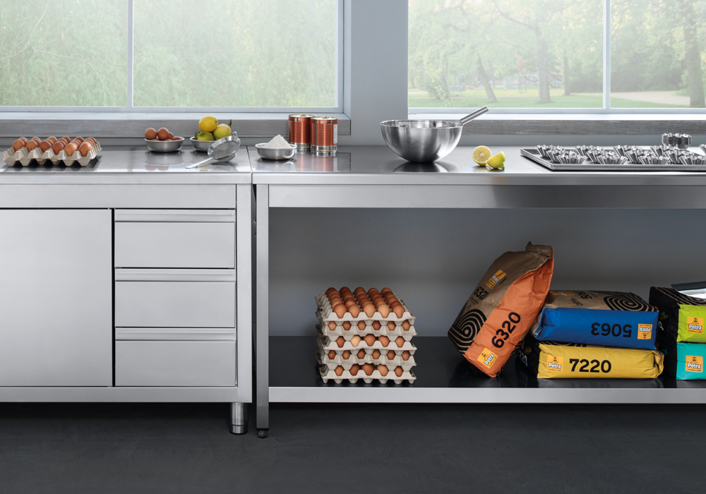 TULS ungekühlte Gastro-Arbeitstische aus AISI 304 Edelstahl in Master-Ästhetik