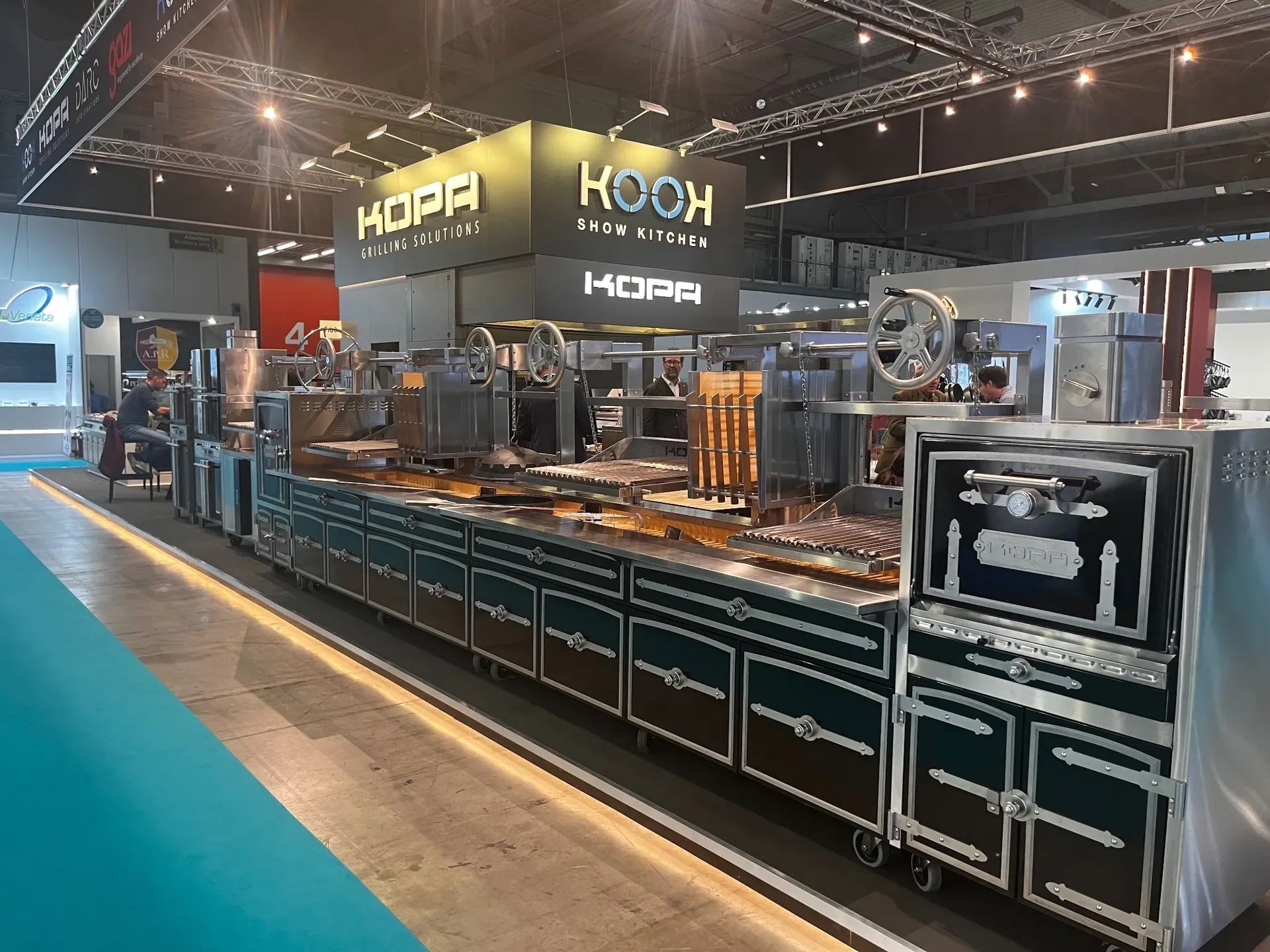 KOPA Grilling Solutions Messestand auf der HOST 2025 – Premium Holzkohleöfen und Grilltechnik