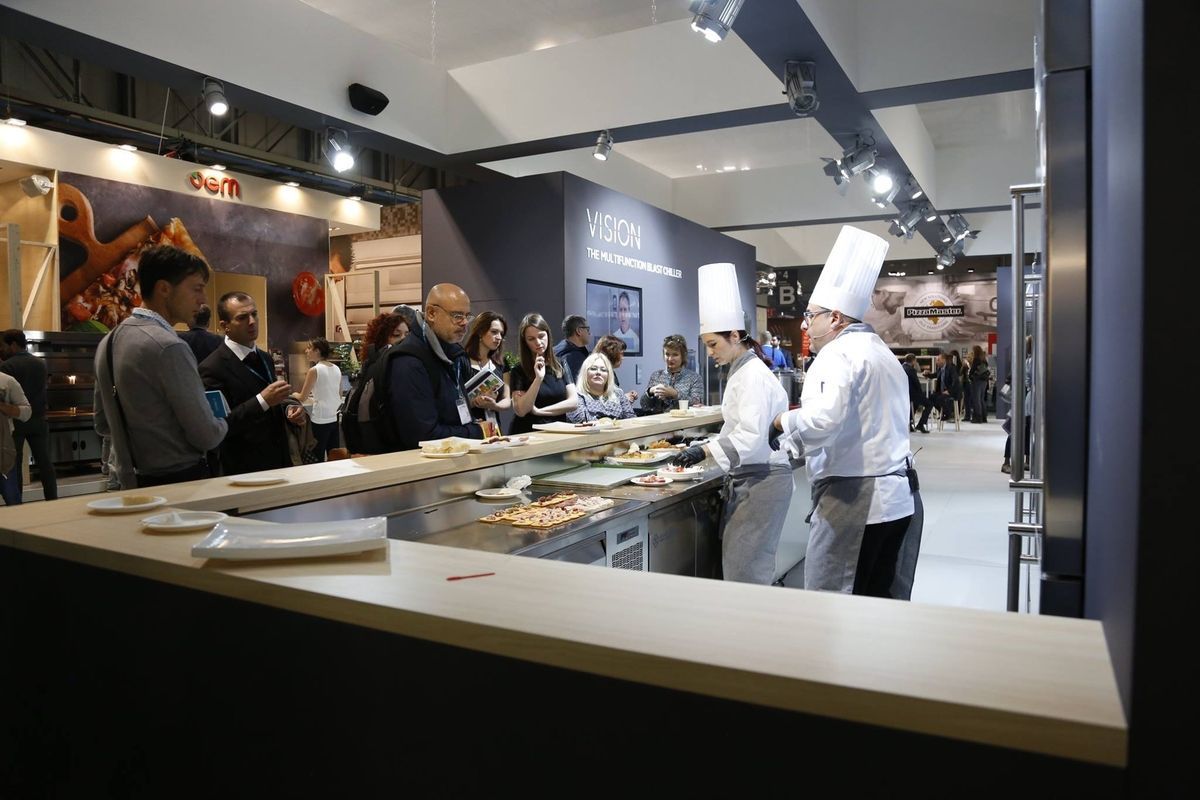 Live-Demonstration des Coldline Vision Schockfrosters auf einer Fachmesse mit Publikum