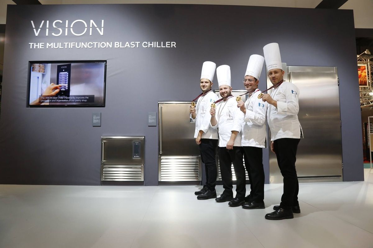 Auszeichnung für Küchencrew vor Coldline Vision Schockfroster-Anlage
