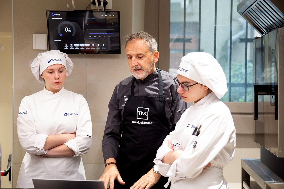 Maurizio Albavera weist die operative Crew vor Ort auf TNK Gerate ein