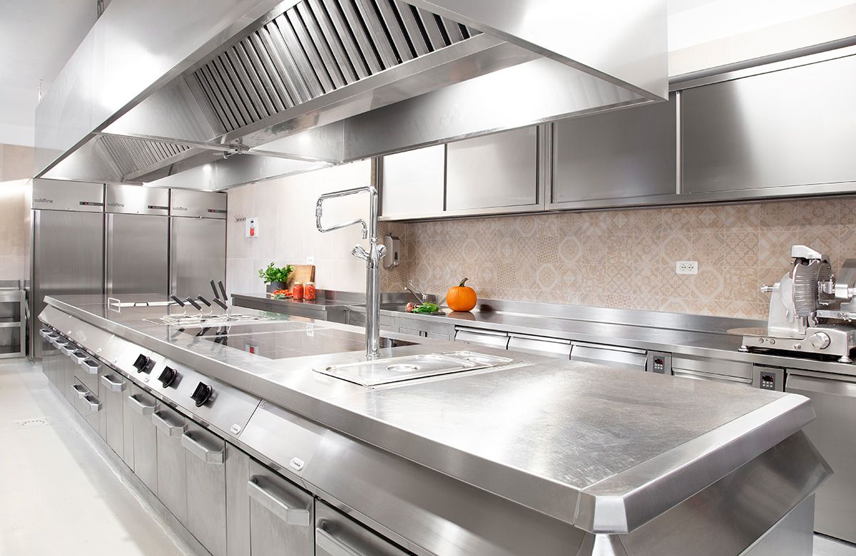 Modular Kochblock aus Edelstahl in einer professionellen TNK Gastronomieküche